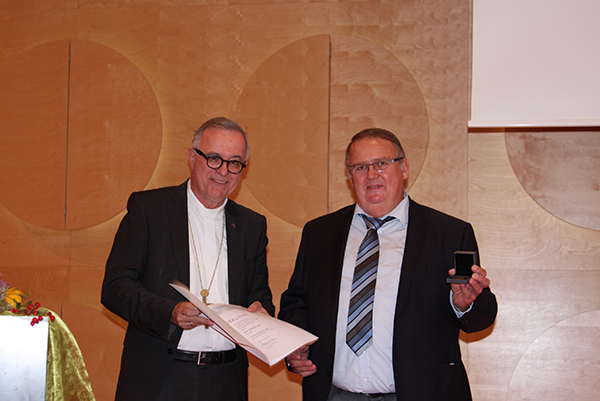 Landesbischof July mit Reinhard Hass und der Brenz-Medaille